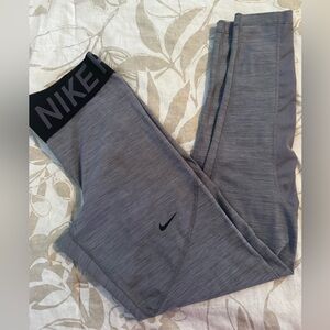 Nike Womens 365 Mid Rise Tight Crop Leggings grey. Sz M. EUC. 27 in inseam.
